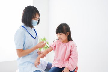 予防接種をする小さな女の子