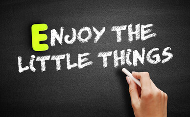 Fototapeta premium Enjoy the Little Things text on blackboard, concept background