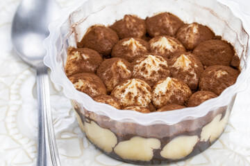 barquette de tiramisu sur une assiette	