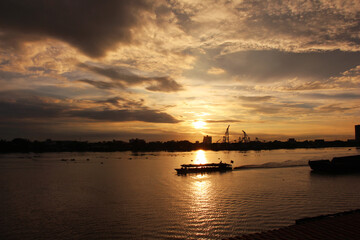 Fototapeta na wymiar チャオプラヤ河の夕日と水上バス