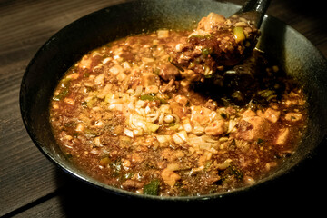 黒い皿の麻婆豆腐