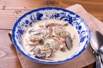 鶏肉とキノコのクリーム煮
