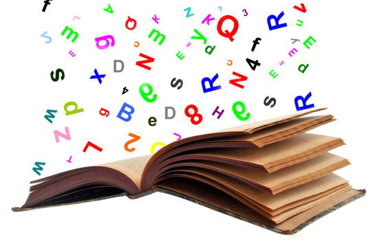 Concept d'enseignement avec un livre ouvert et des chiffres et des lettres