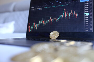 MONEDAS DE BITCOIN EN MESA LLENA DE TECNOLOGIA 