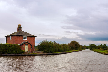 Obraz premium Whixall Moss Junction on the Llangollen Canal, Shropshire, England, with the Press Branch disappearing in the distance 