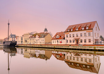 Fototapeta premium Altstadt Ueckermünde mit Wasserspiegelung