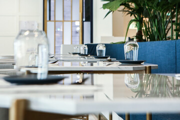 Neat table setting and cups 깔끔한 테이블 세팅 그리고 컵