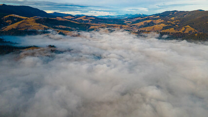 Obraz premium mountains tops high above clouds fog