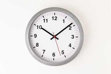 Large white clock, black numbers, red needle Set a timer on the white table
