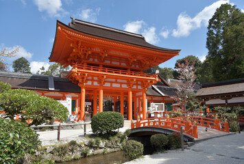 Fototapeta premium 春の上賀茂神社 楼門 京都市