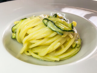 Spaghetti alla nerano - Zucchine fritte e provolone del monaco
