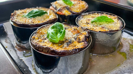 Millefoglie di melanzane in coppapasta appena sfornate e con una foglia di basilico fresco sopra