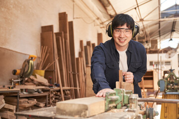 Handwerker als Schreiner Lehrling beim Holz hobeln