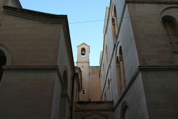Fototapeta na wymiar stone buildings and bell tower in valletta (malta) 