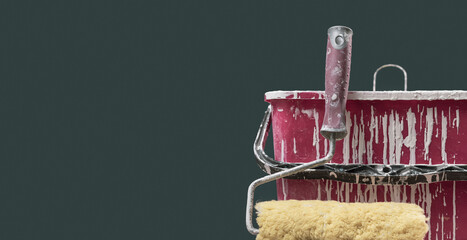 Paint roller and bucket with paint drops © stokkete