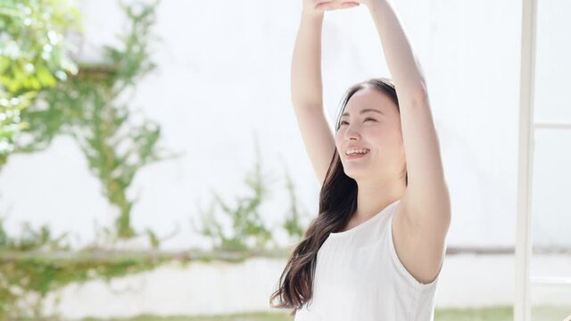 ストレッチする女性　スローモーション