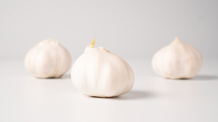 Obraz na płótnie Canvas Three heads of garlic isolated on white background. Fresh garlic. Nice white garlic