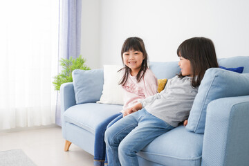 お家で仲良く遊ぶ女の子たち