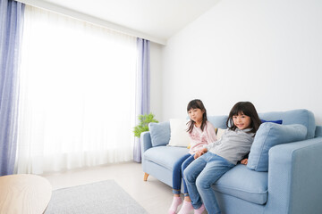 お家で仲良く遊ぶ女の子たち