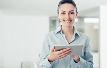 Fototapeta na wymiar Young business woman using a digital tablet