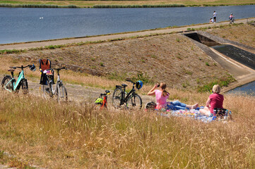 Mit dem Fahrrad unterwegs. Eine Fahrradtour machen, der Ausflug zum Alfsee im Sommer.