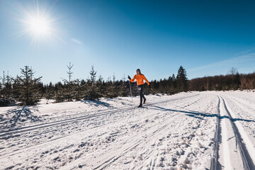 Langläufer in wunderschöner sonniger Winterlandschaft beim Skifahren klassische Technik