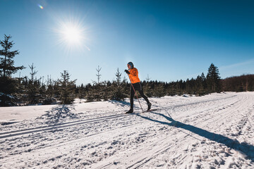 Langläufer in wunderschöner sonniger Winterlandschaft beim Skifahren klassische Technik