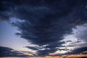 Anochecer en el horizonte de la ciudad con montañas de fondo