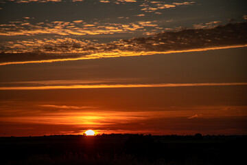 Sol del amanecer en el horizonte