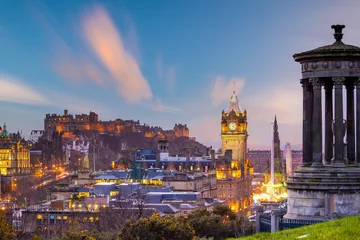 Fototapete Rund Aubergine Old town Edinburgh city skyline, Scotland  © f11photo