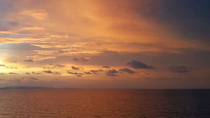 Fototapeta na wymiar fiery sunset in the sea. when nature paints