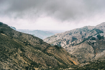 Obraz premium cloudy day with fog in the mountains of the natural park of the ports, in tarragona (spain)