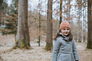 Fototapeta na wymiar Mädchen im Wald