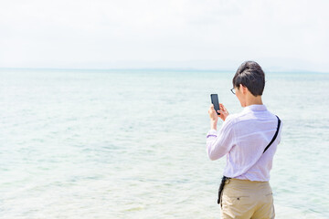 西桟橋で写真を撮る男性