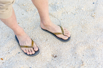 サンダルを履いた男性の足元