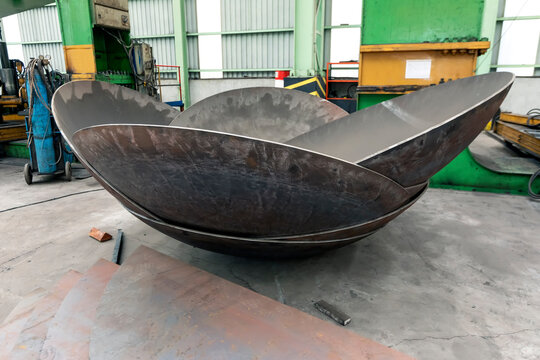 View of the torispherical (or flanged and dished head), hemispherical, semi ellipsoidal dished ends, klopper and korbbogen head manufacturing for pressure vessels.