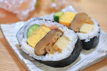 お皿に乗った太巻き寿司