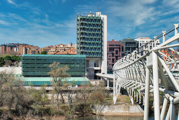 Vista del museo de la ciencia en Valladolid y su pasarela sobre el río Pisuerga