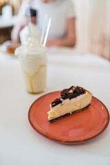 Batido de helado y porcion de tarta en mesa de cafeteria