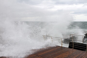 Fototapeta na wymiar strong waves crash on the shore