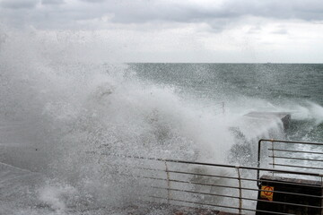 Fototapeta premium strong waves crash on the shore