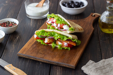 Pita with chicken, tomatoes, cucumbers, onions, salad and white sauce. Doner kebab. Healthy eating. Diet.