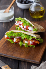 Pita with chicken, tomatoes, cucumbers, onions, salad and white sauce. Doner kebab. Healthy eating. Diet.