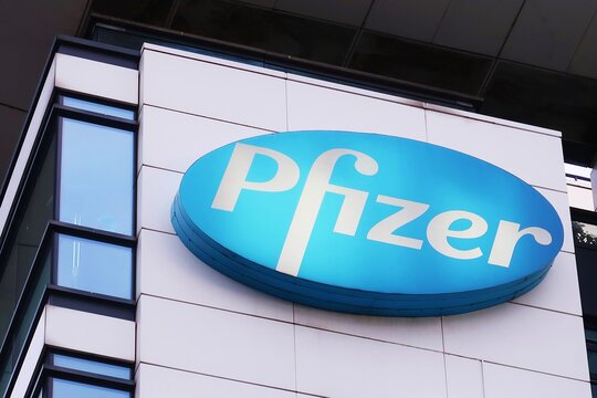 Enseigne / logo de l&rsquo;entreprise pharmaceutique am&eacute;ricaine Pfizer, c&eacute;l&egrave;bre marque de m&eacute;dicaments / vaccins, sur la fa&ccedil;ade du b&acirc;timent de son laboratoire de Paris / Montrouge &ndash; mars 2021 (France)