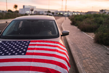 Bandera americana sobre capo de coche