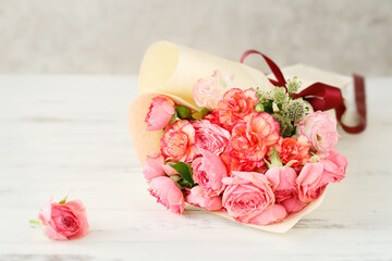 恋愛と感謝をイメージしたピンクのバラとカーネーションの花束