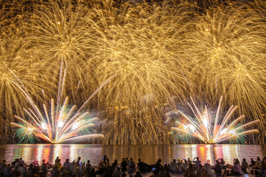 とうろう流しと大花火大会。
日本の福井県敦賀市の花火大会。
