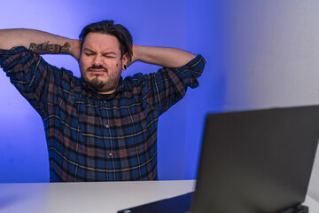 Chico tatuado frente al ordenador