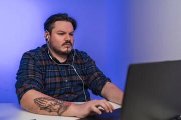 Chico con barba frente al ordenador 
