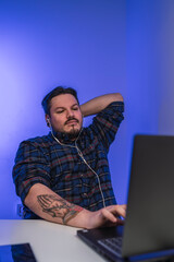 Chico con barba frente al ordenador 